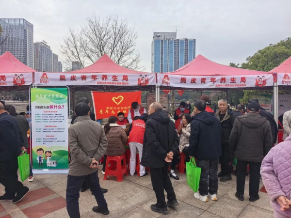 学雷锋践初心 、健康服务暖民心——娄底市中医医院积极参与全市学雷锋主题志愿服务活动